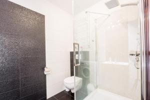 Kúpeľňa v ubytovaní Radziwillowska Old Town Deluxe Apartment WAWELOFTS