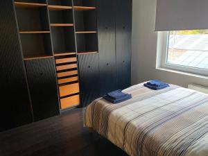 a bedroom with a bed with two blue towels on it at Loft spacieux dans une ancienne beurrerie avec parking gratuit in Theux