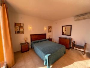 1 dormitorio con 1 cama, 2 mesas y espejo en Atico Vistamar X2113, en Benitachell