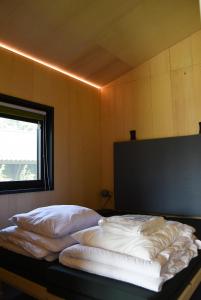 Postel nebo postele na pokoji v ubytování Duurzame cabin, gelegen in de natuur aan zee