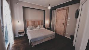 a bedroom with a bed and a wooden door at Bardoliners in Bardolino