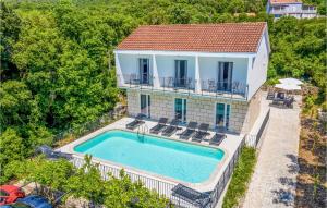 an aerial view of a house with a swimming pool at Beautiful Home In Molunat With Kitchen in Molunat