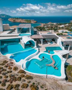 - une vue sur la piscine d'un complexe dans l'établissement Agalia Luxury Suites, à Tzamaria