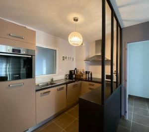Kuchyňa alebo kuchynka v ubytovaní Superbe appartement terrasse, proche de la plage