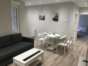 A seating area at APARTAMENTOS GyC VIVIENDAS GOLD