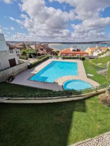 an overhead view of a swimming pool in a yard at Casa na onda Sonho da Baia in São Martinho do Porto