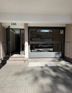 an empty building with a car in the window at DEPARTAMENTO Céntrico MENDOZA in Mendoza