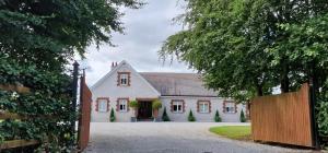 ein Haus mit einem Tor davor in der Unterkunft LittleField B&B Durrow, Laois in Durrow
