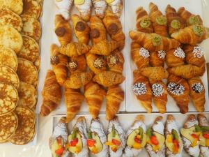 wystawa różnych rodzajów wypieków i rogalików w obiekcie Hotel Bellini w mieście Riccione