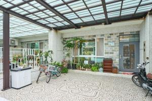 een gebouw met fietsen voor het gebouw bij 像個家plus民宿 AT home plus B&B in Hualien