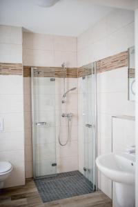 y baño con ducha y lavamanos. en Havelstern Ketzin, Ferienhaus Zander, en Ketzin