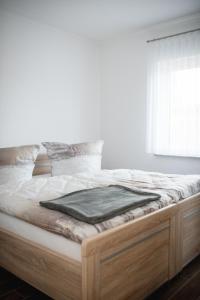 1 dormitorio blanco con 1 cama grande y ventana en Havelstern Ketzin, Ferienhaus Zander, en Ketzin