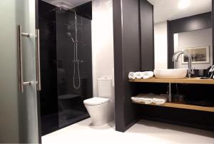 W łazience znajduje się prysznic, toaleta i umywalka. w obiekcie Hotel Alfonso IX w mieście Sarria