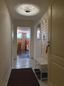 a hallway with a door leading to a dining room at Ferienwohnung in der Siedlung in Klinga
