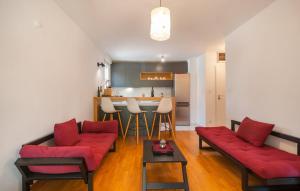 salon z czerwonymi kanapami i kuchnią w obiekcie Apartman Paiz w mieście Stari Grad