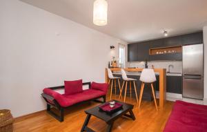 salon z czerwoną kanapą i kuchnią w obiekcie Apartman Paiz w mieście Stari Grad