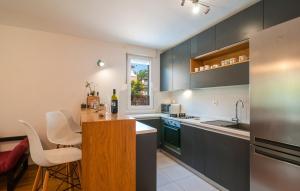 kuchnia z czarnymi szafkami i blatem ze stołem w obiekcie Apartman Paiz w mieście Stari Grad +8 zdjęć