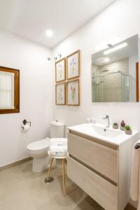 A bathroom at MARBELLA BANUS SUITES - Marbella Centro Edificio Doña Inés Suite Apartment Még 37 kép