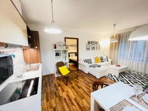 Kuchyňa alebo kuchynka v ubytovaní Peony Székely Mihály Apartment - Free Garage
