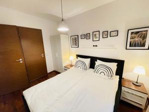 Posteľ alebo postele v izbe v ubytovaní Peony Székely Mihály Apartment - Free Garage