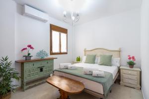 A bed or beds in a room at MARBELLA BANUS SUITES - Marbella Centro Edificio Doña Inés Suite Apartment