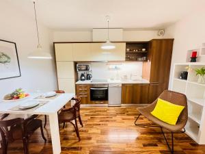 Kuchyňa alebo kuchynka v ubytovaní Peony Székely Mihály Apartment - Free Garage