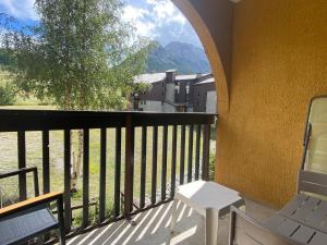 a balcony with a bench and a view of a mountain at Appartement Montgenèvre, 2 pièces, 6 personnes - FR-1-445-33 in Montgenèvre