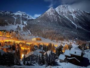 une station de ski dans la neige la nuit dans l'établissement Studio Montgenèvre, 1 pièce, 4 personnes - FR-1-445-79, à Montgenèvre