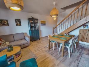 Uroczy Apartament u Mirki في بودوغوجن: غرفة معيشة مع طاولة وكراسي وأريكة