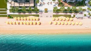 uma vista superior de uma praia com guarda-sóis e do oceano em Vida Beach Resort Umm Al Quwain em Umm Al Quwain