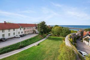 een luchtzicht op een straat in een stad met de oceaan bij Best Western Solhem Hotel in Visby