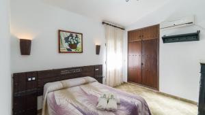 A bed or beds in a room at El Castillo Puebla de Los Infantes by Ruralidays Még 19 kép