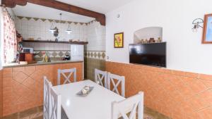 A television and/or entertainment centre at El Castillo Puebla de Los Infantes by Ruralidays