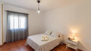 sypialnia z łóżkiem z dwoma butami w obiekcie Casa Verde de Elena Benalauría by Ruralidays w mieście Benalauría +21 zdjęć