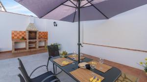 Patio lub wspólna przestrzeń na świeżym powietrzu w obiekcie Casa Verde de Elena Benalauría by Ruralidays