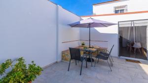 Patio lub wspólna przestrzeń na świeżym powietrzu w obiekcie Casa Verde de Elena Benalauría by Ruralidays
