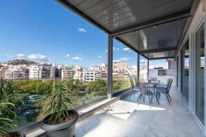 een balkon met uitzicht op de stad bij Phaedrus Living City Center Luxury Flat Neos Kosmos in Athene