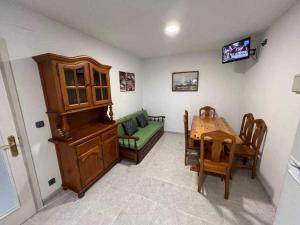 comedor con mesa y sala con TV en Apartamento A, en Irijoa