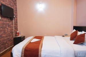 Postel nebo postele na pokoji v ubytování Nepalaya Hotel