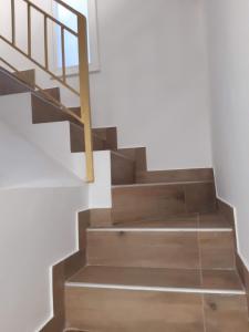 eine Treppe mit einer Holzschiene und einer Treppe in der Unterkunft Lucky House in Badalona