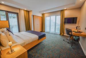 TV a/nebo společenská místnost v ubytování Sera Nature Hotel & Spa