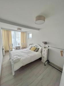 Postel nebo postele na pokoji v ubytování Newly renovated 1 bedroom flat with garden pergola