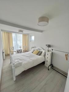 Een bed of bedden in een kamer bij Newly renovated 1 bedroom flat with garden pergola