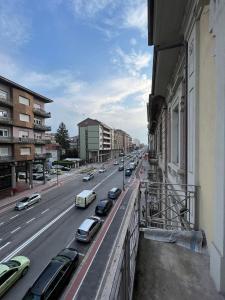 uma vista para uma rua com carros estacionados na estrada em LE MONGOLFIERE em Cuneo