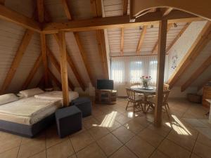 ein Schlafzimmer mit einem Bett und einem Tisch im Dachgeschoss in der Unterkunft Glattbacher Hof Ferienwohnung 7 in Glattbach