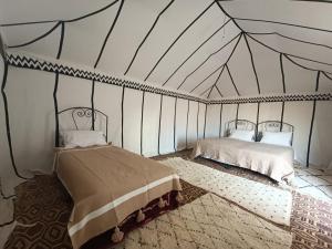Katil atau katil-katil dalam bilik di Camp M'hamid Ras N'khal