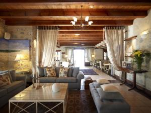 een woonkamer met banken en een tafel bij Porto Vitilo Boutique Hotel in Karavostasion +138 foto's