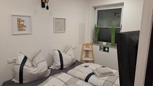 een woonkamer met 2 stoelen en een raam bij Appartment-Ferienwohnung mit Küche, Bad, kostenlos WLAN, Modern eingerichtet in Roding