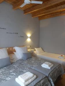 Łóżko lub łóżka w pokoju w obiekcie CASA RURAL LA HOJA EL VALLE