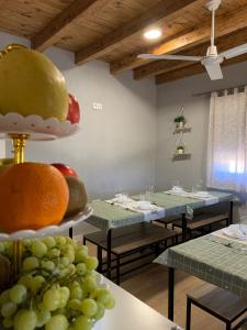 une chambre avec un bouquet de fruits sur une table dans l'établissement CASA RURAL LA HOJA EL VALLE, à Valdecaballeros